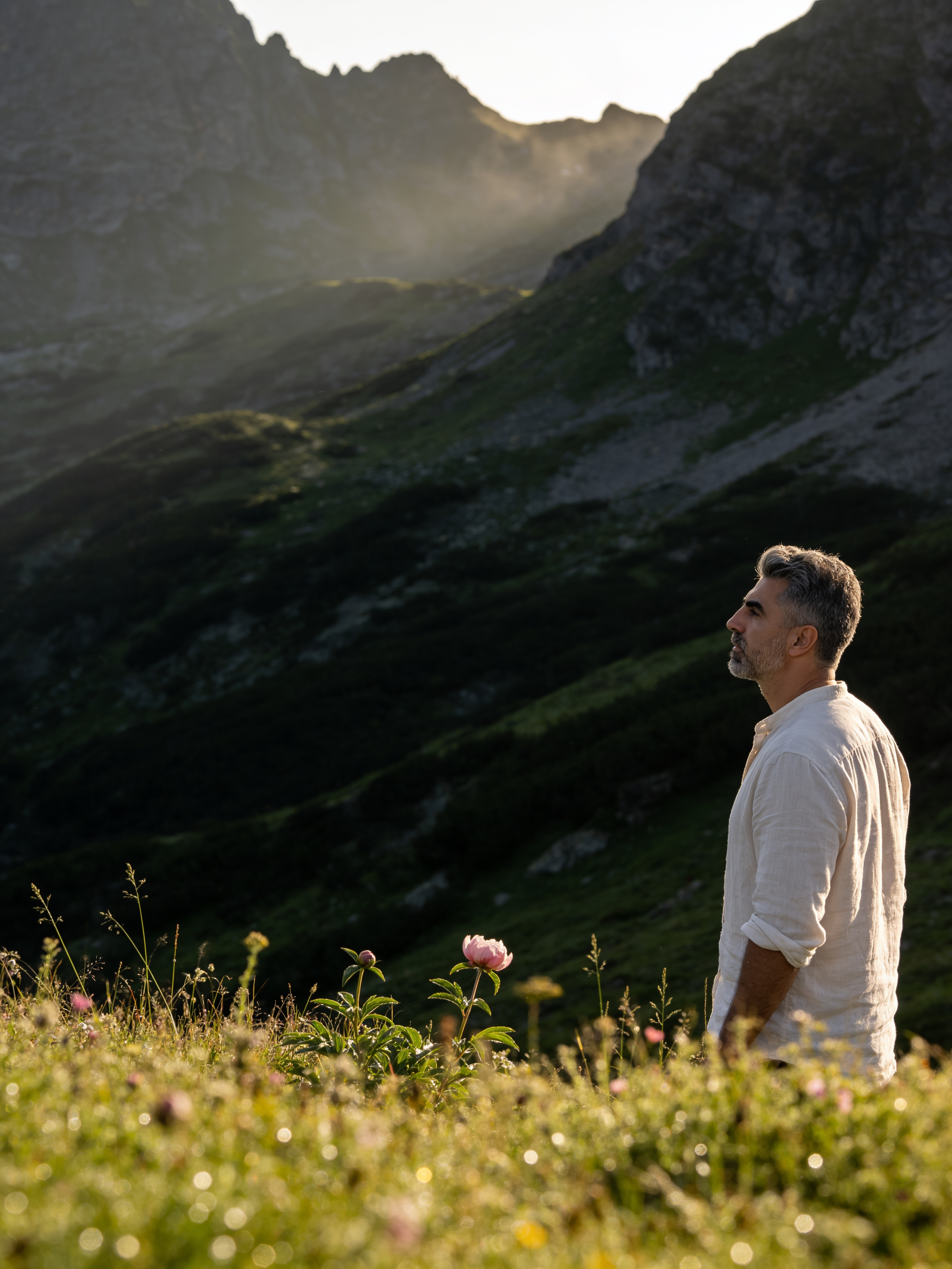 Emrah Karakoç in einer blühenden Bergwiese