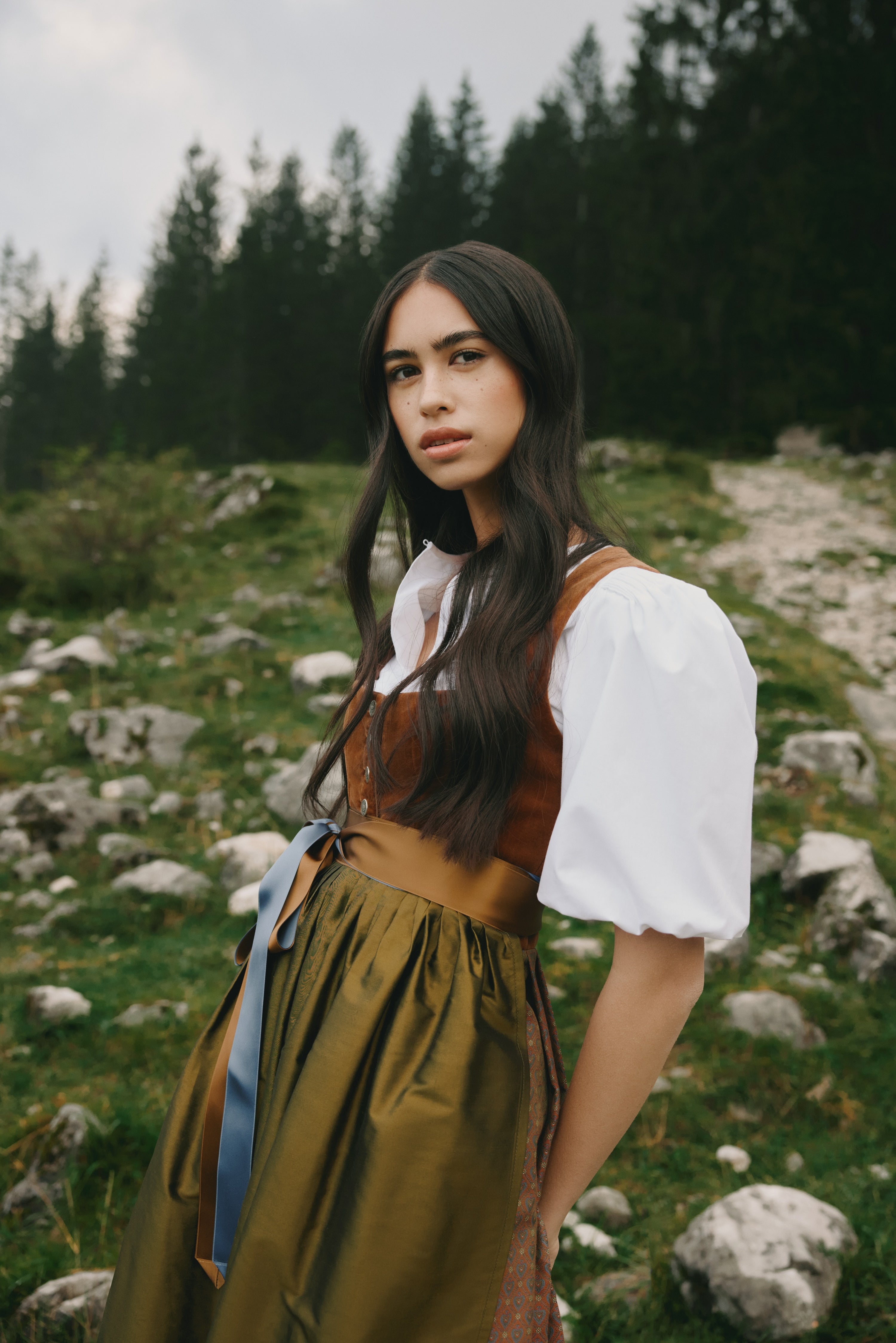Frau im Dirndl in einer bayerischen Bergwiese