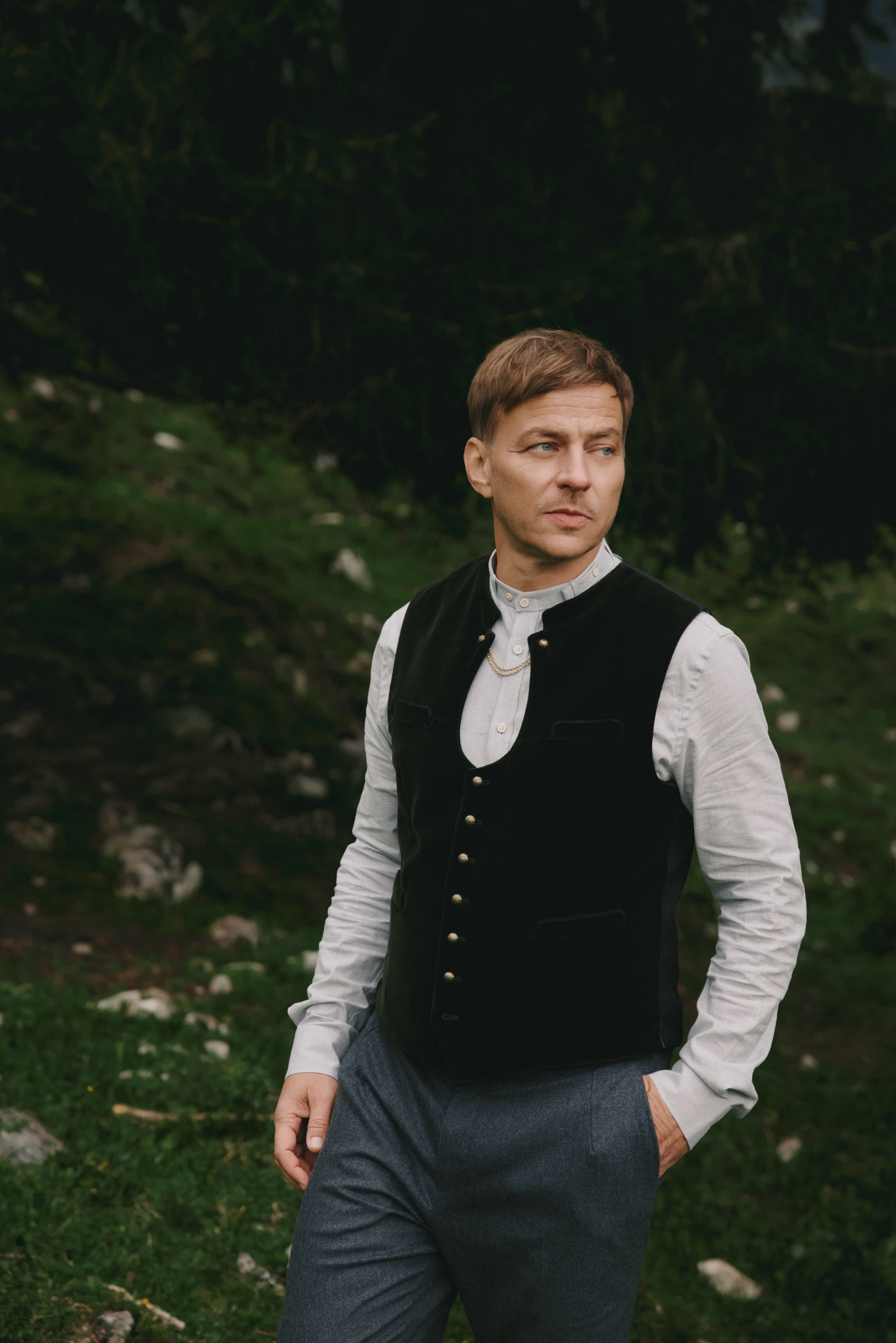 Tom Wlaschiha in Tracht vor dem Aufbruch