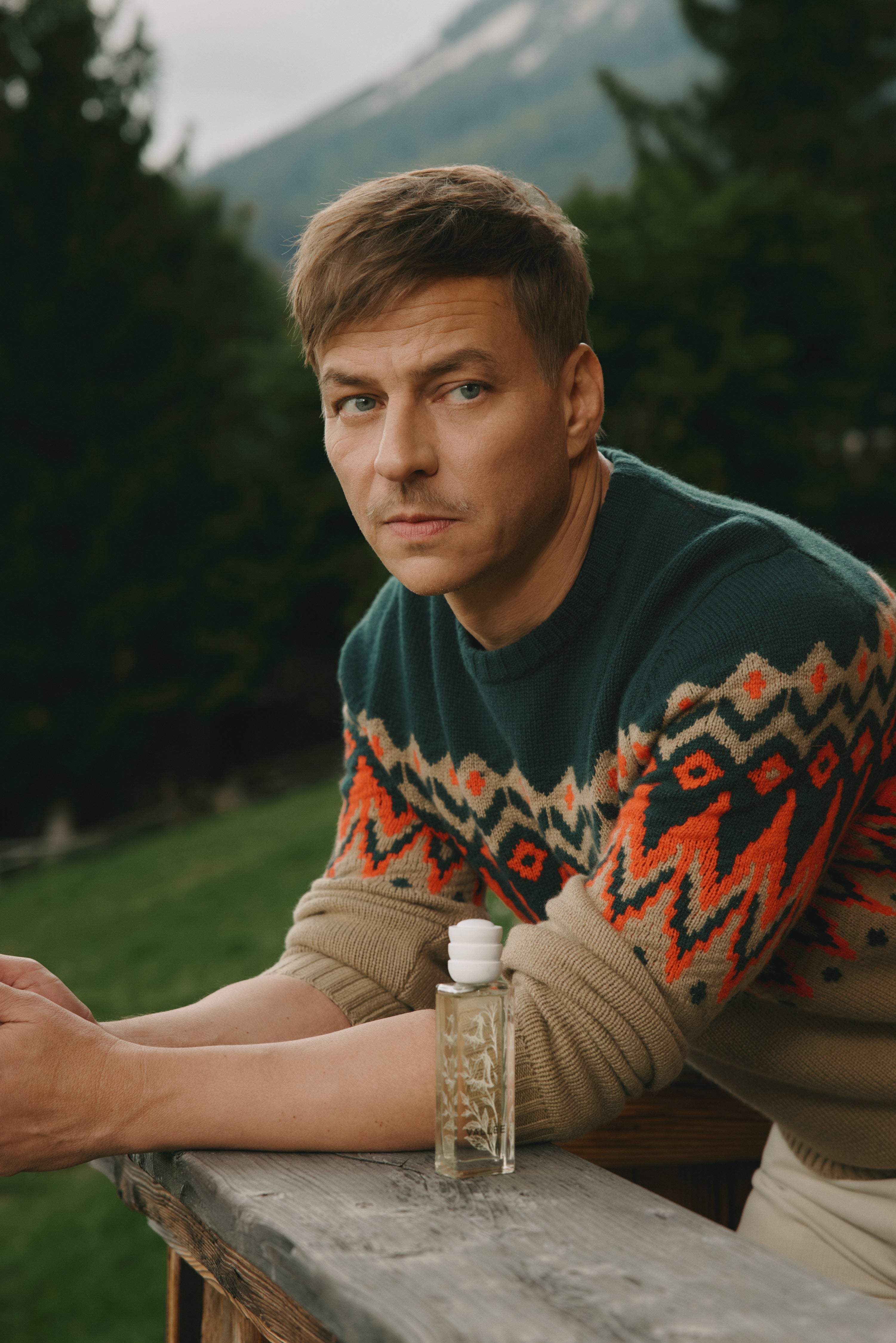 Tom Wlaschiha mit FLORA von VALLÉE ALPURA
