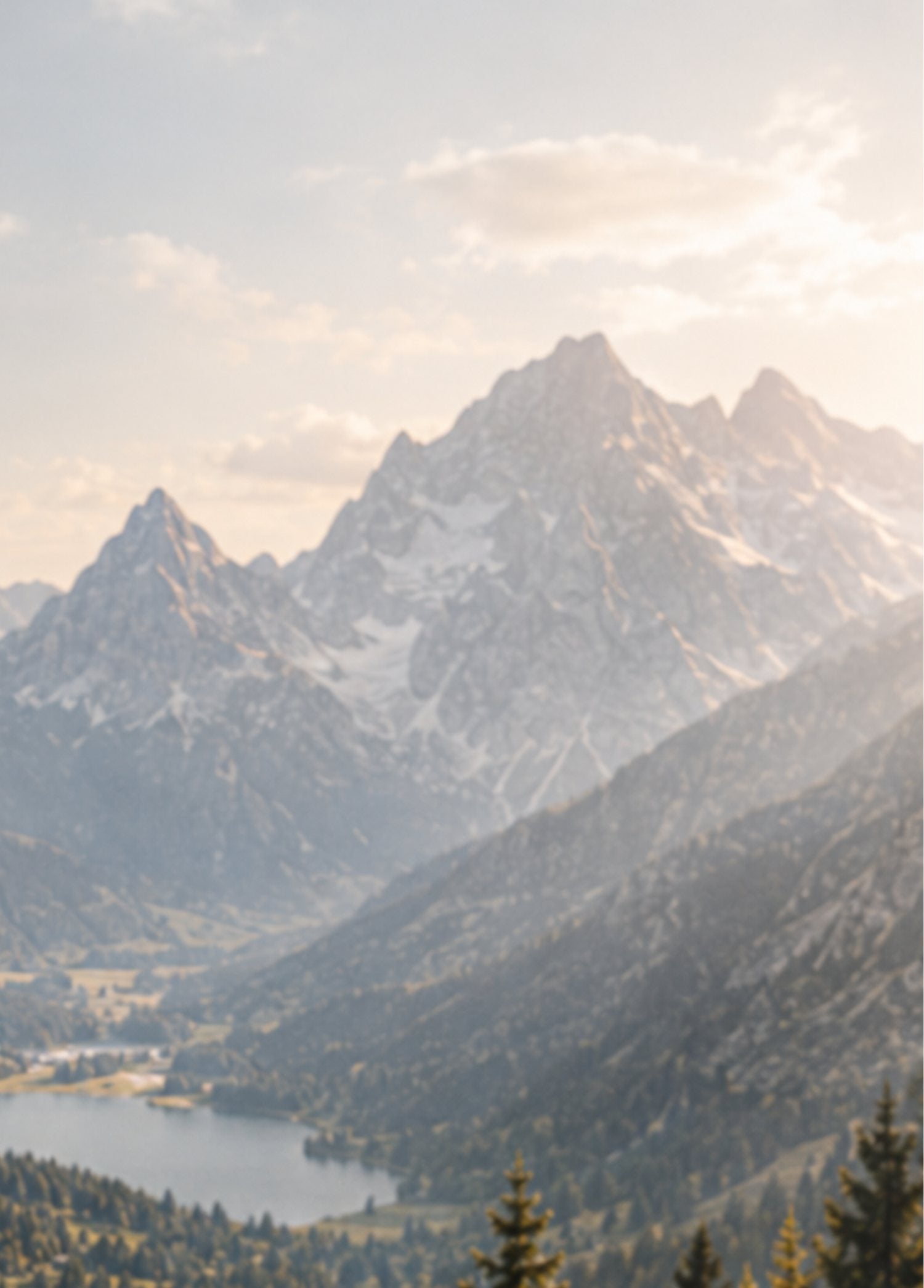 Bergtal mit See im Abendlicht